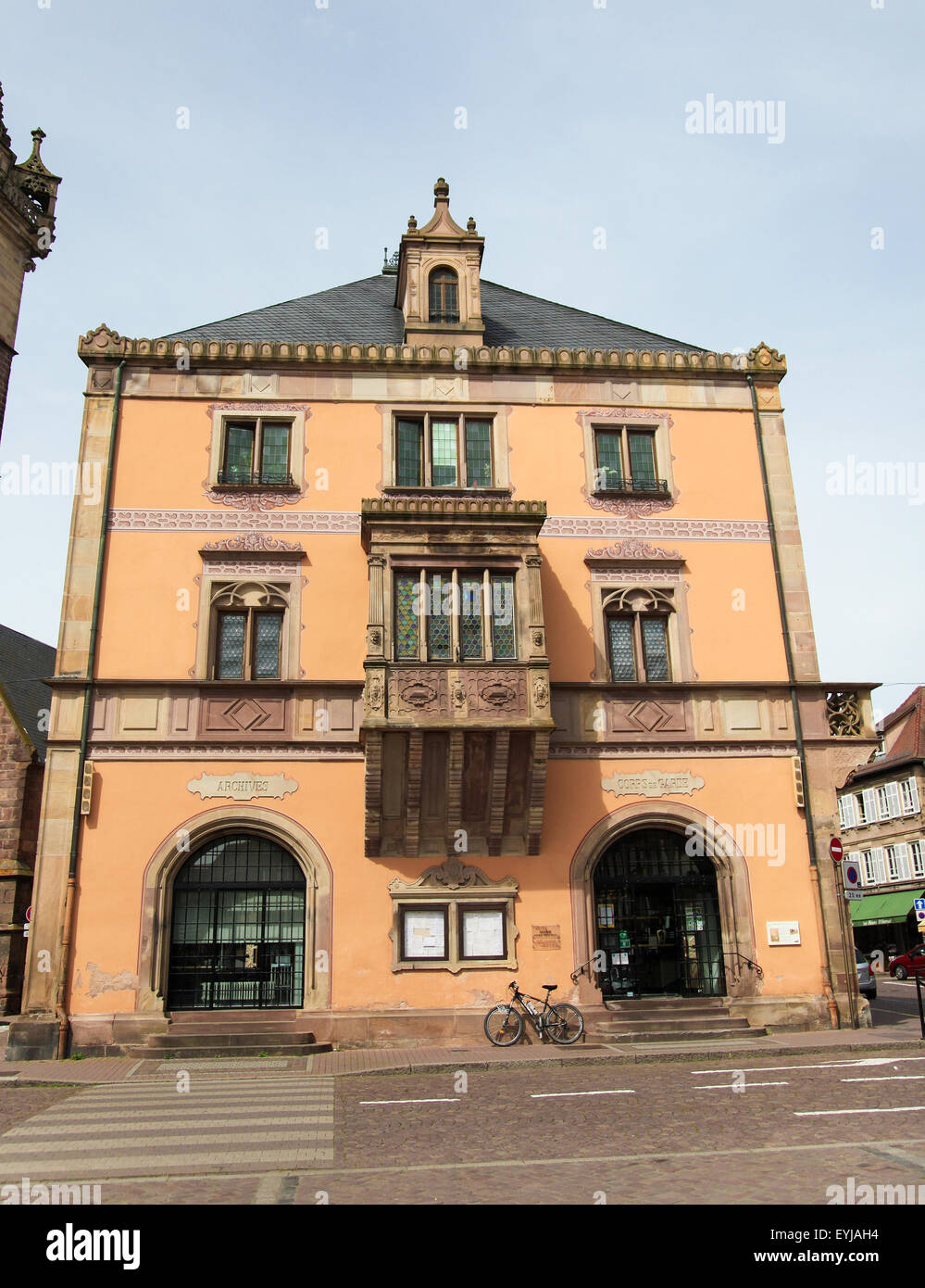 OBERNAI, Frankreich - 11. Mai 2015: Rathaus am Marktplatz von Obernai, Elsass, Frankreich Stockfoto