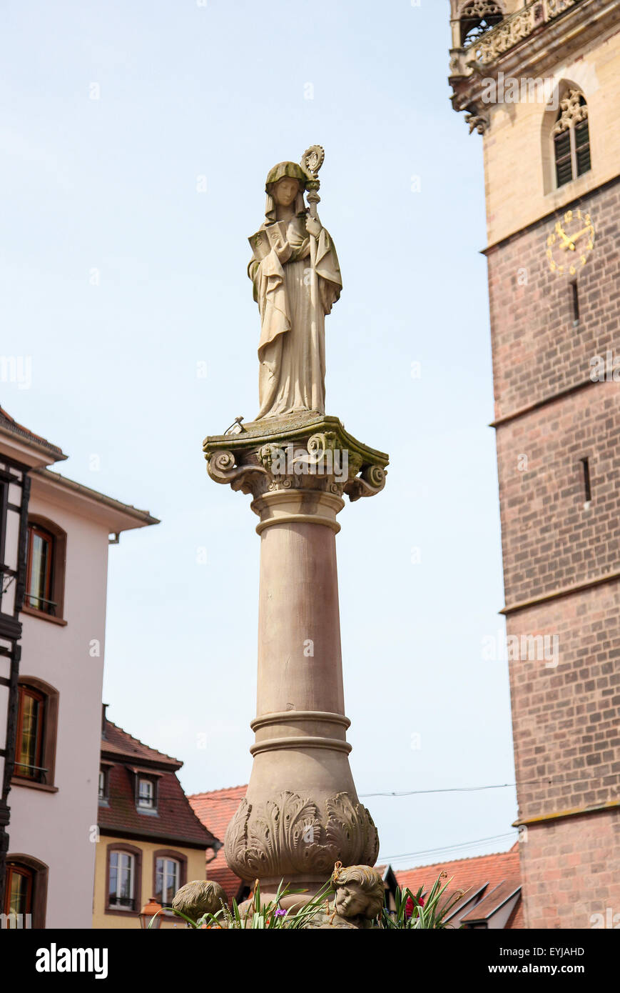 Statue von Saint Odile in Obernai, Bas-Rhin, Elsass, Frankreich Stockfoto