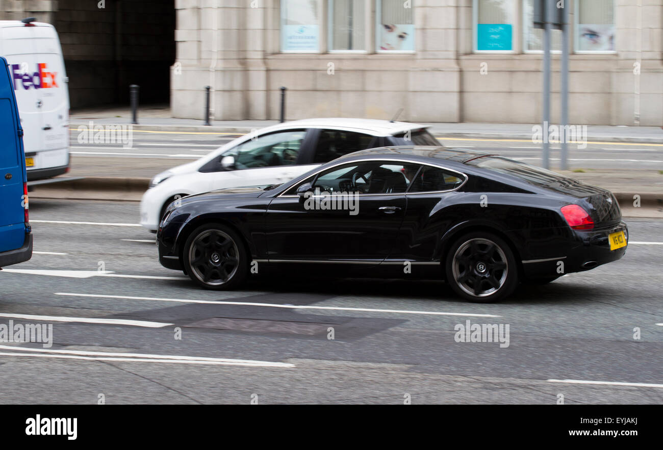 Seitenansicht Bentley Continental Traffic, Luxus Autos auf 'The Strand', Liverpool, Merseyside, UK Stockfoto