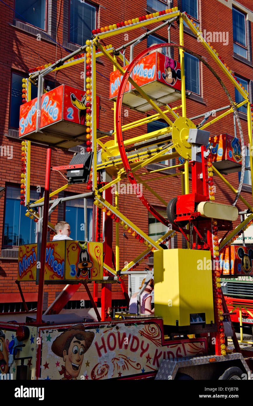 Kleines Riesenrad fahren für Kinder vorübergehend errichtet für Bristol Hafen-Festival Stockfoto