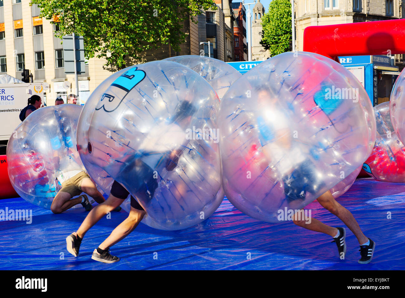 Erwachsene, die Spaß an Stoßstange-Kugeln auf Bristol Hafen-Festival Stockfoto