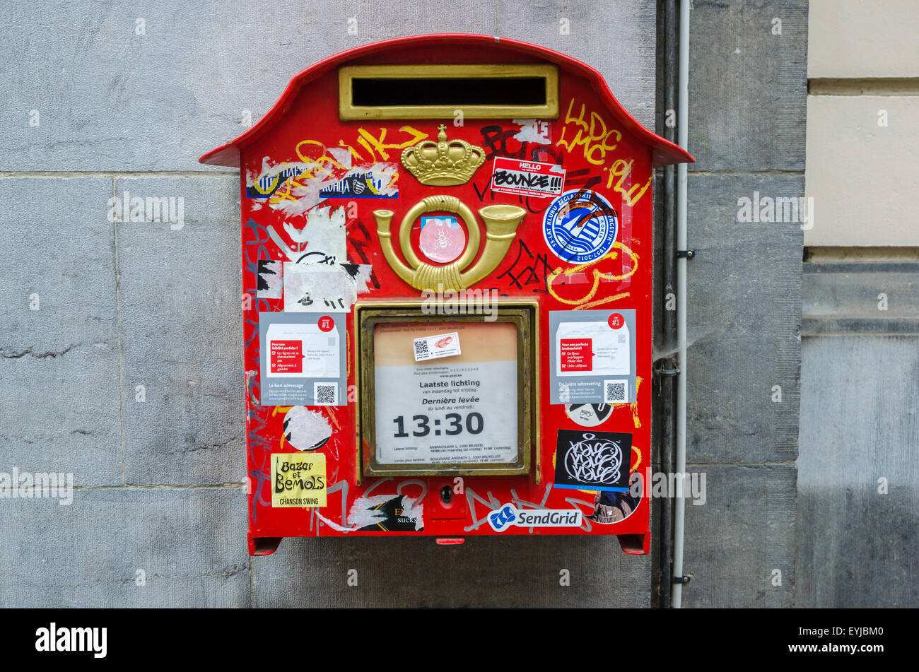 Belgischen roten Briefkasten an der Wand, mit vielen Stickern. In Brüssel. Stockfoto