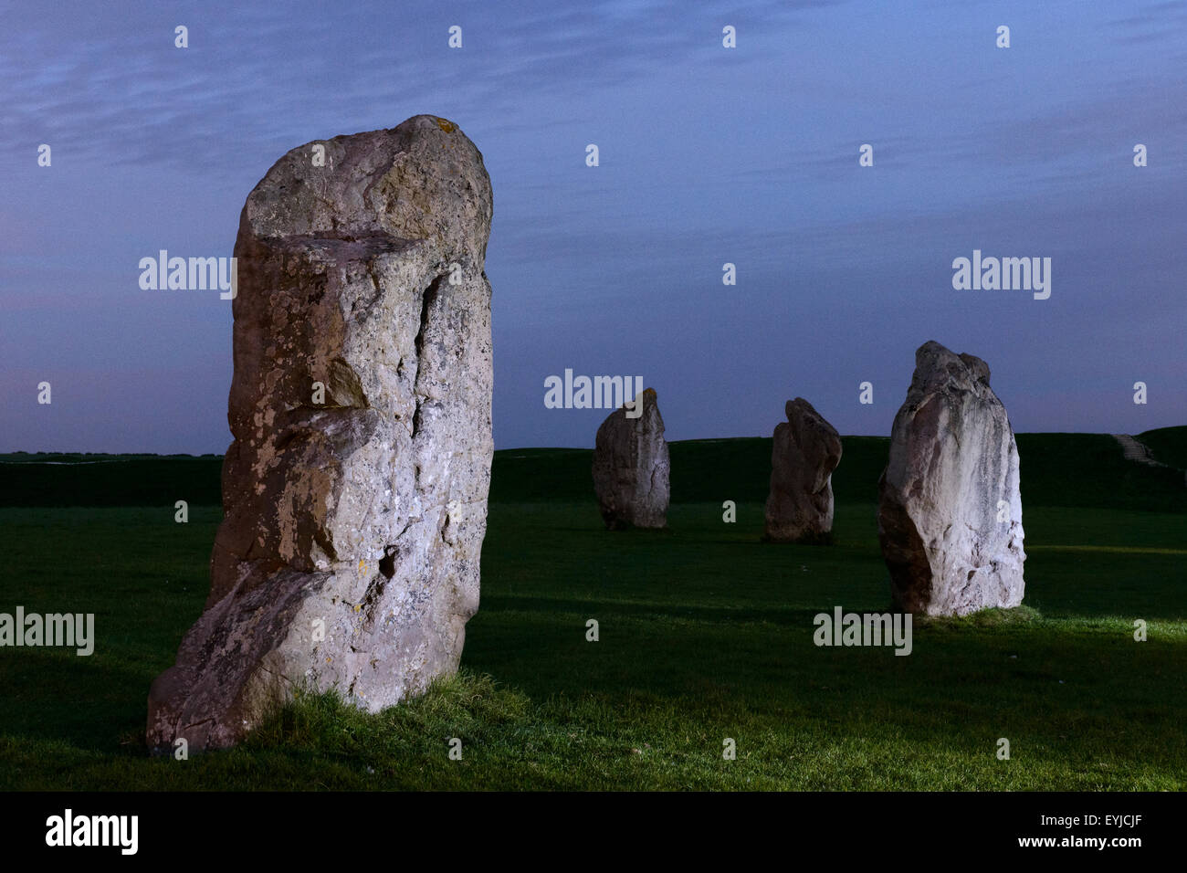 Teil des Steinkreises in Avebury, Wiltshire, Sidelit am Abend. Stockfoto