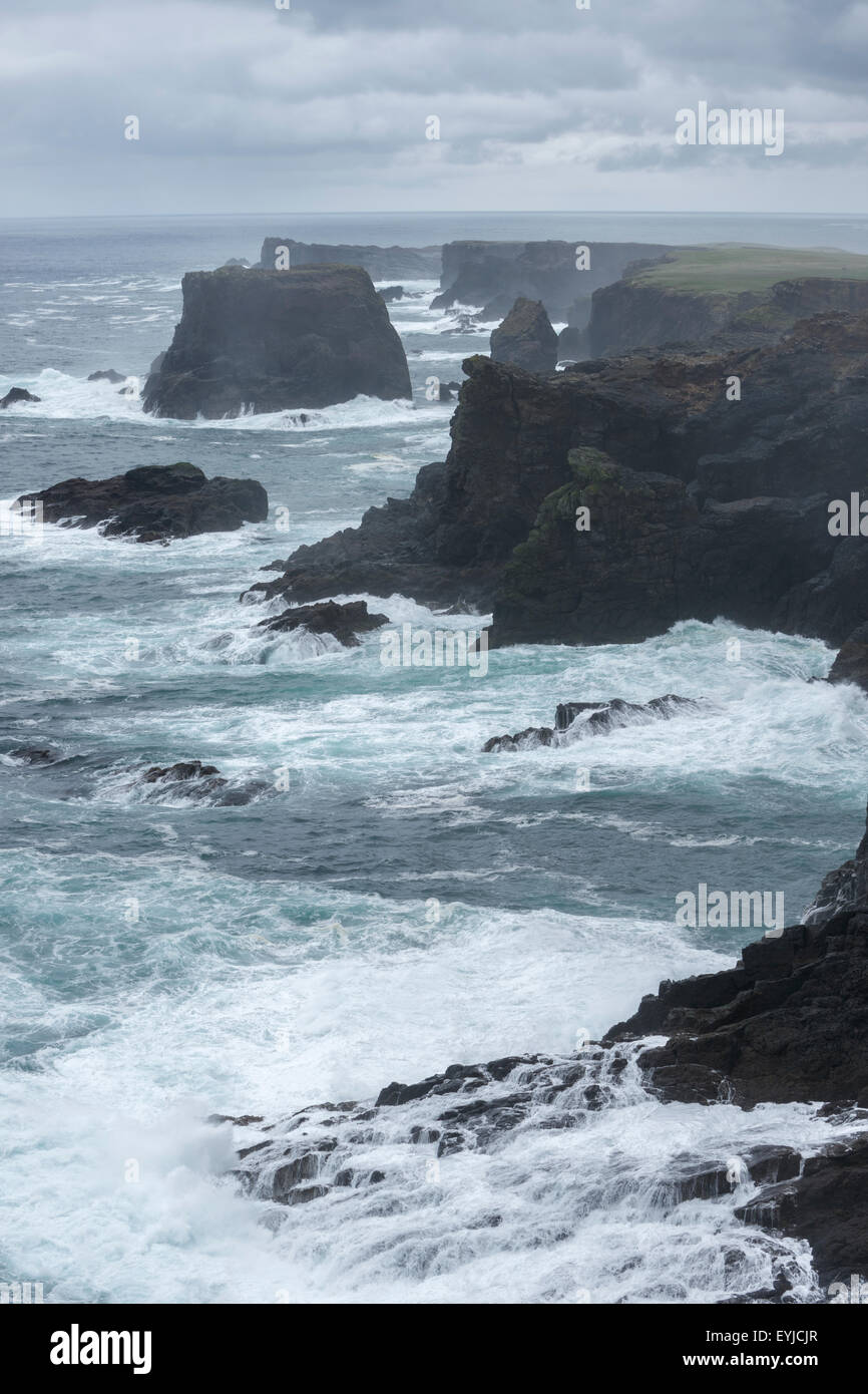 Dramatische Klippen am Esha Ness, Shetland. Stockfoto
