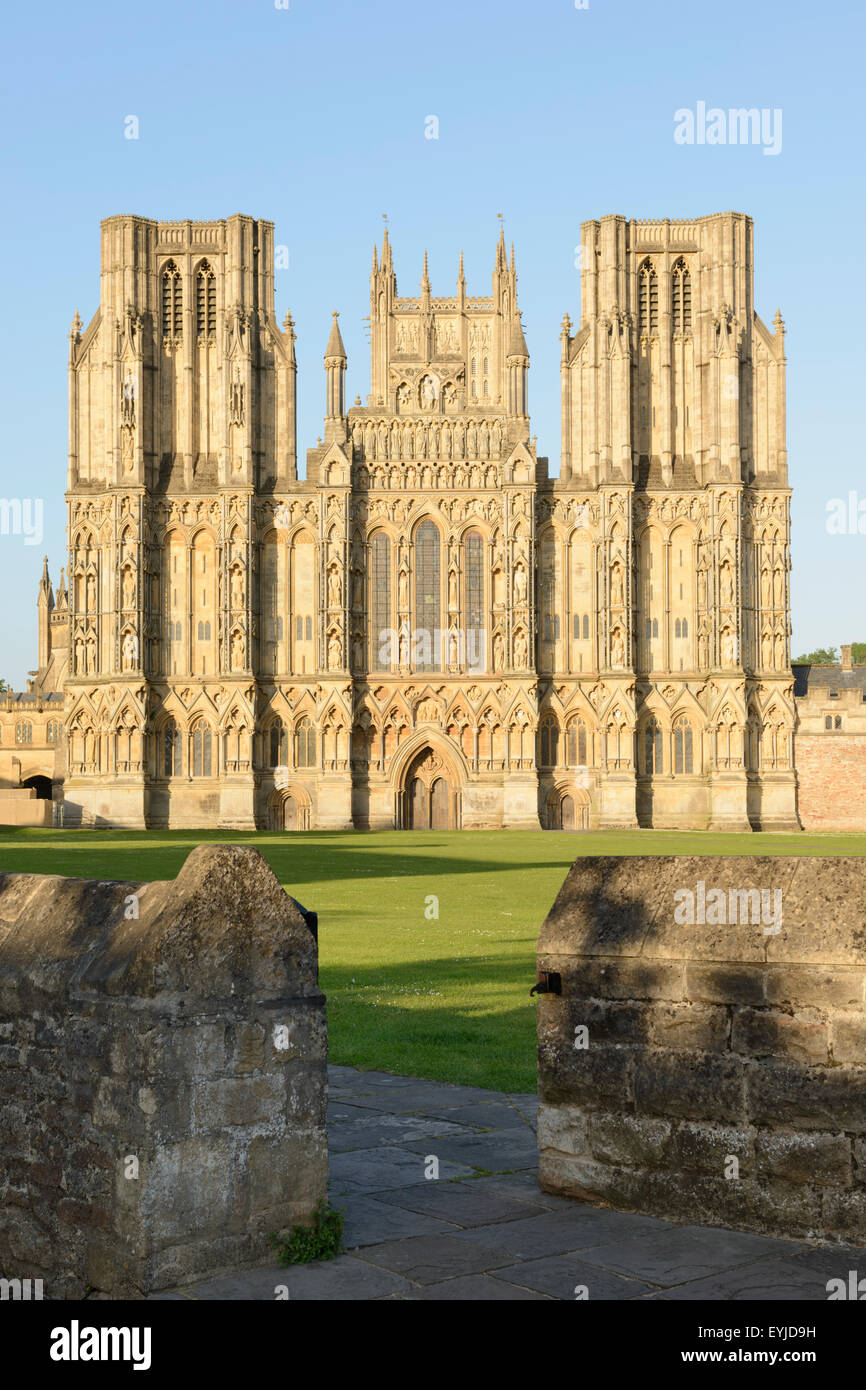 Ein Tor an der Westfassade der Kathedrale von Wells, Somerset. Stockfoto