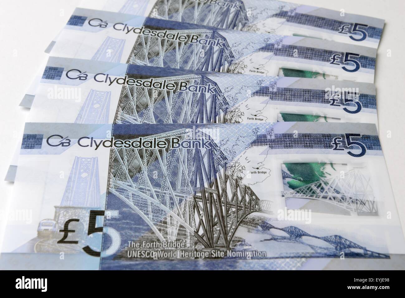 Clydesdale Bank Kunststoff £5 Noten zeigen die neu ausgewiesenen Welterbe Forth rail Bridge in Schottland, UK Stockfoto