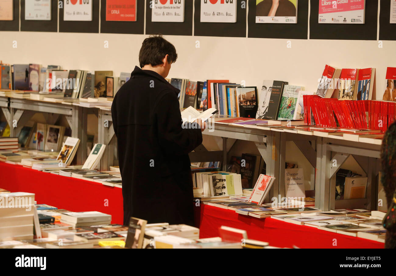 Bücher Kunden auf einer Bibliothek während der Bücher Tag auf Mallorca Stockfoto