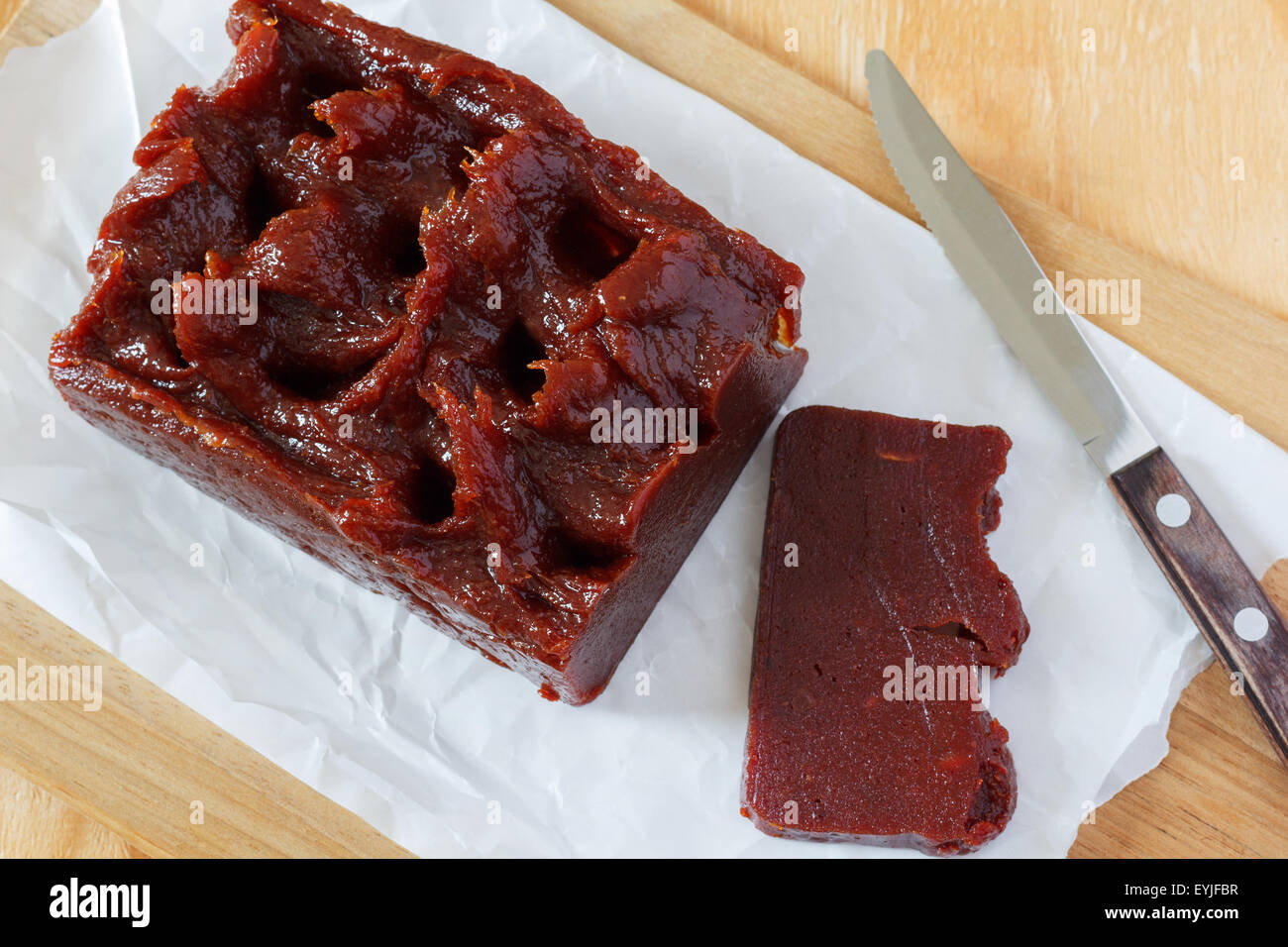 Brasilianischen Dessert Goiabada auf Papier Kochen. Selektiven Fokus Stockfoto
