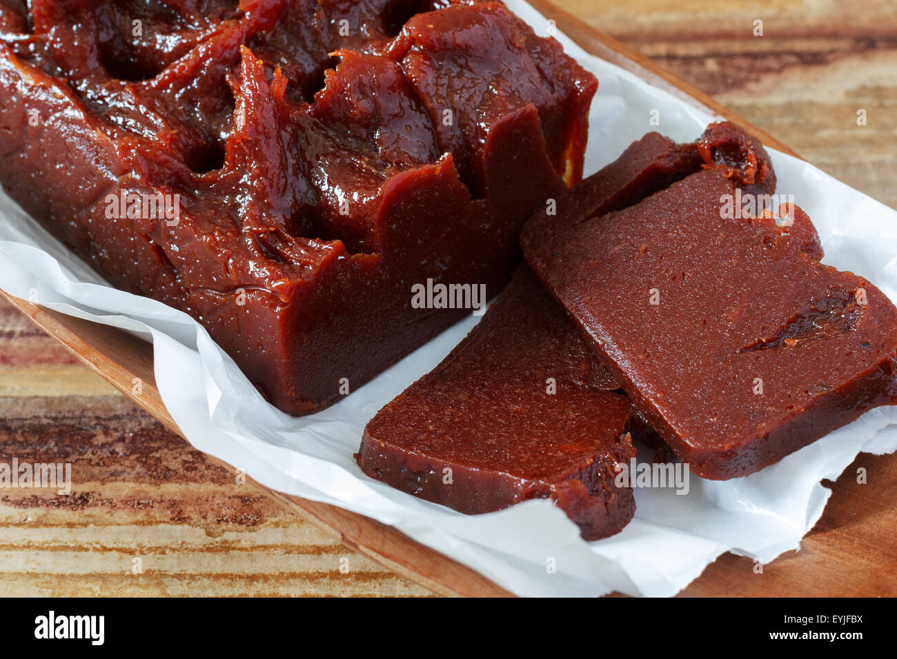 Brasilianischen Dessert Goiabada auf Papier Kochen. Selektiven Fokus Stockfoto