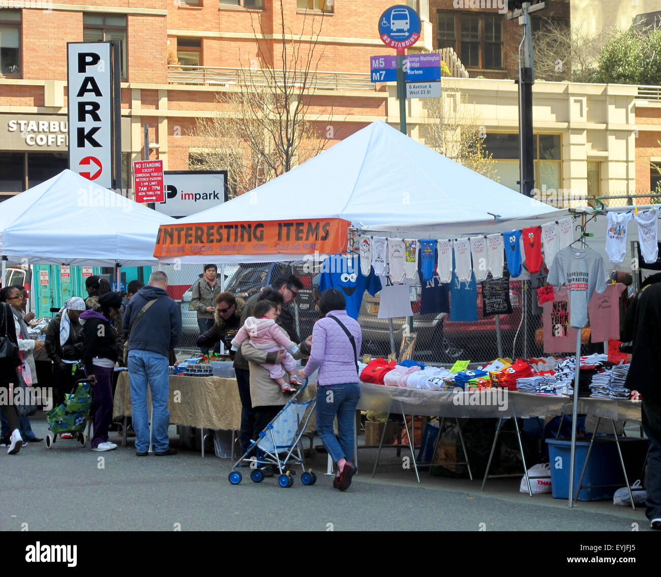 Menschen, die Einkaufen bei einem Straßenfest in Manhattan Stockfoto