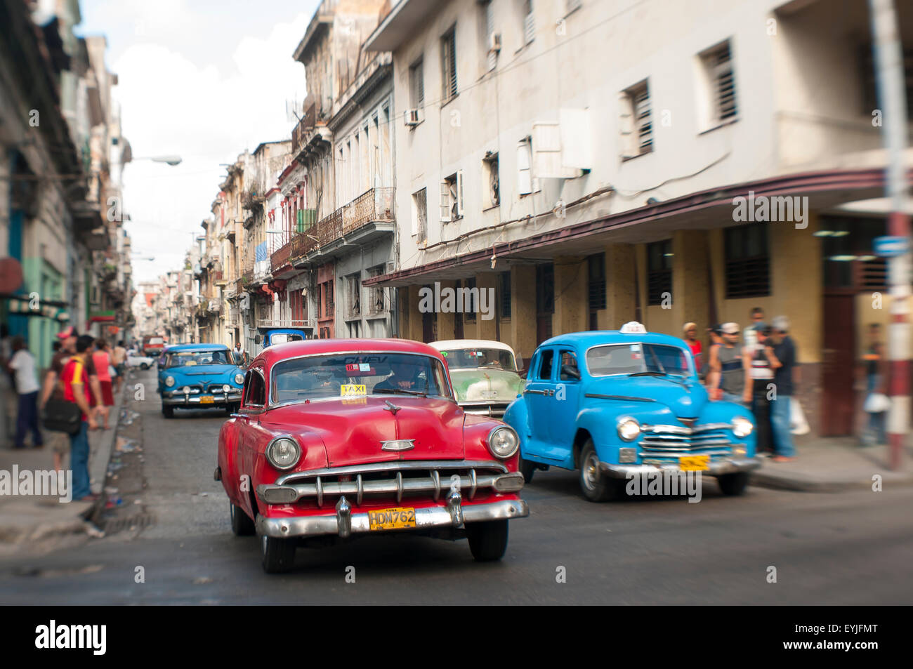 Havanna, Kuba - 13. Juni 2011: Bunte amerikanische Oldtimer konkurrieren um Verkehrsraum auf den Straßen von Centro Habana. Stockfoto