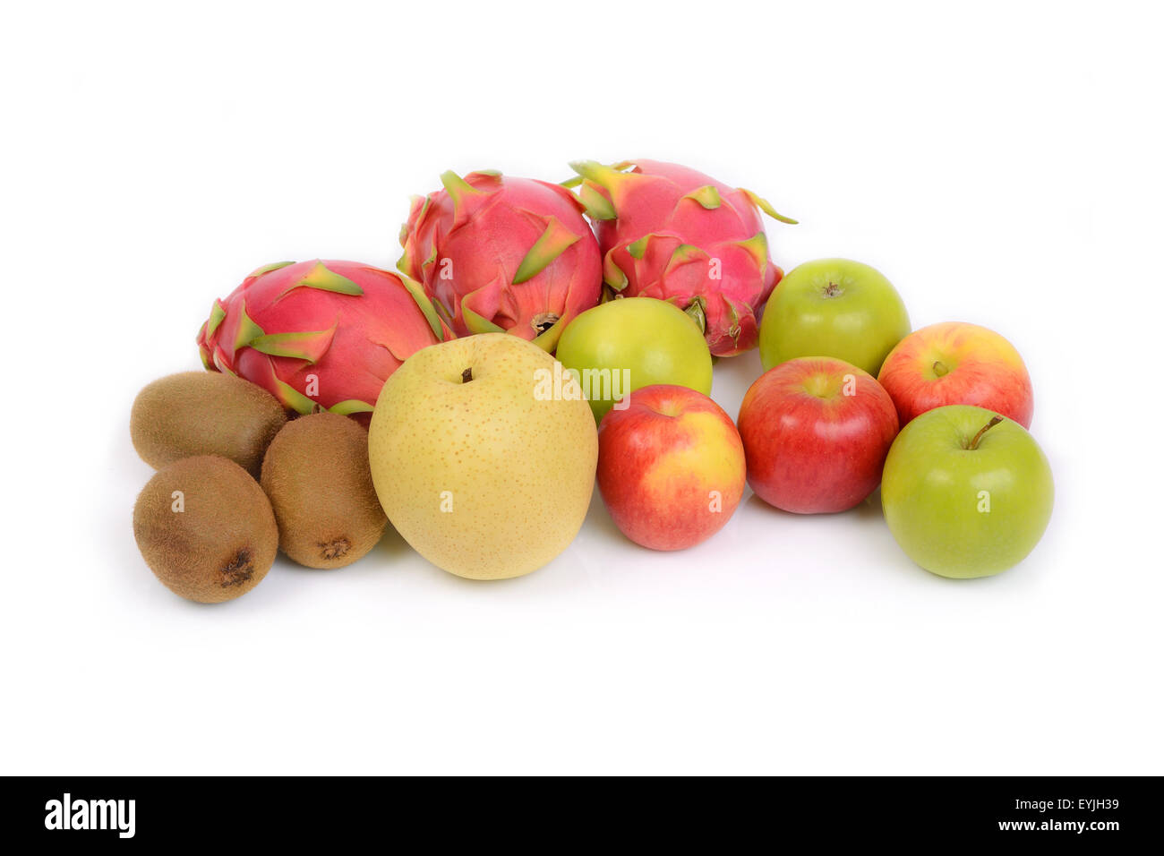 Verschiedene Arten von Obst, Kiwi, chinesische Birne, Drachenfrucht und Apfel auf weißem Hintergrund. Stockfoto