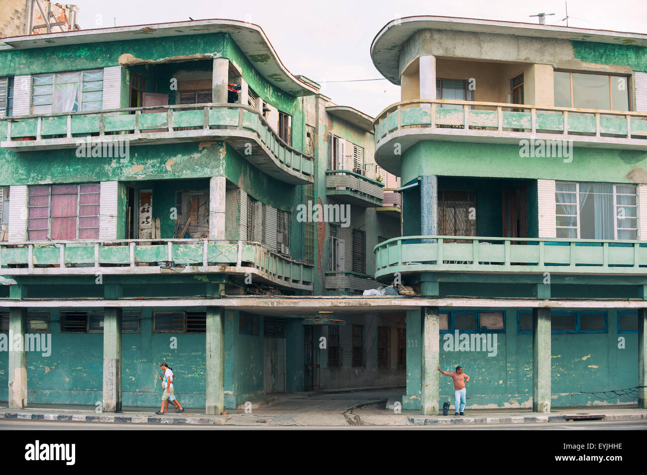 Havanna, Kuba - Juni 2011: Geschwungene Architektur des Art-Deco-Gebäude steht in einem Zustand des Verfalls wartet auf Renovierung. Stockfoto