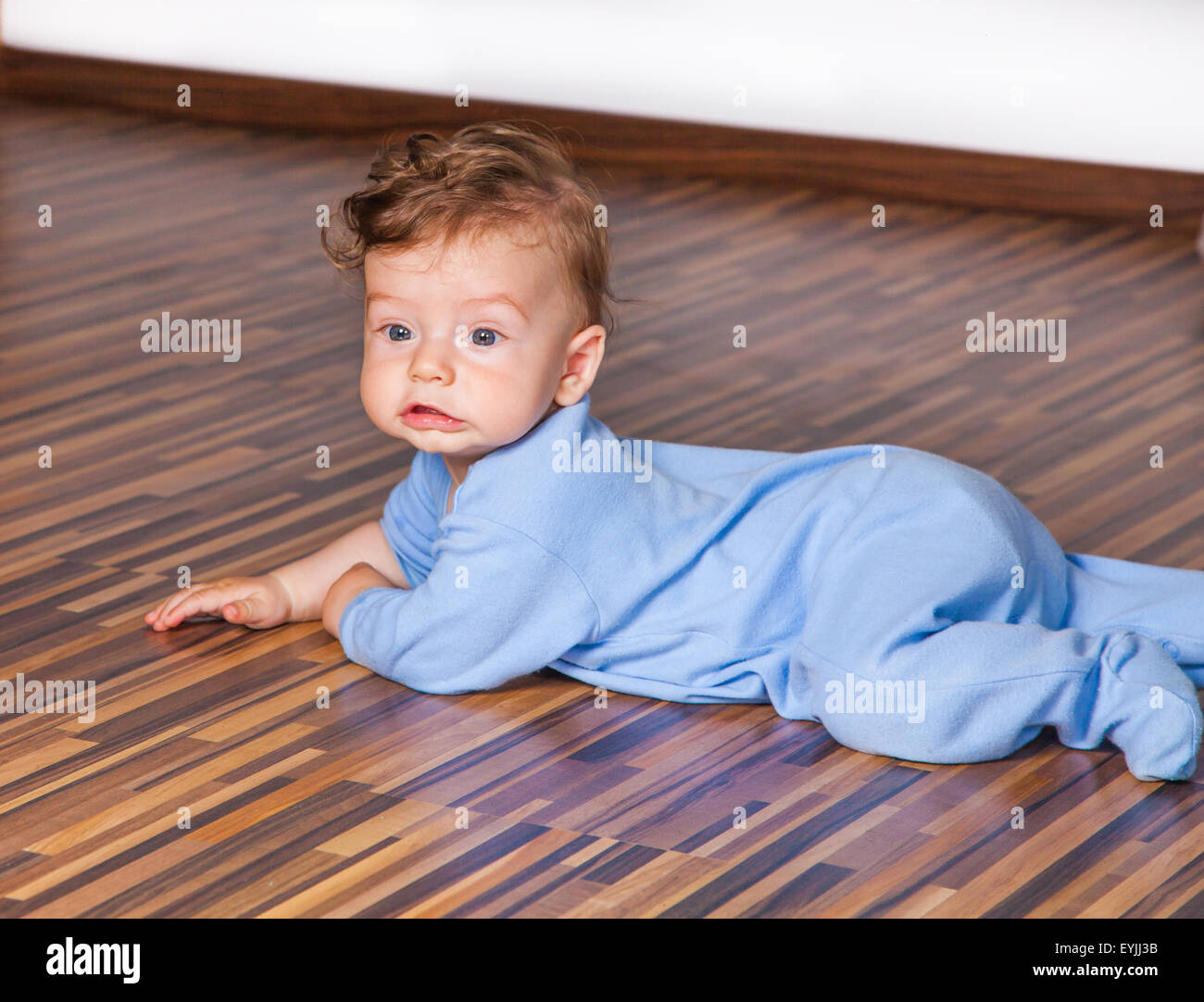Porträt eines 7 Monate alten Baby jungen zu Hause. Stockfoto