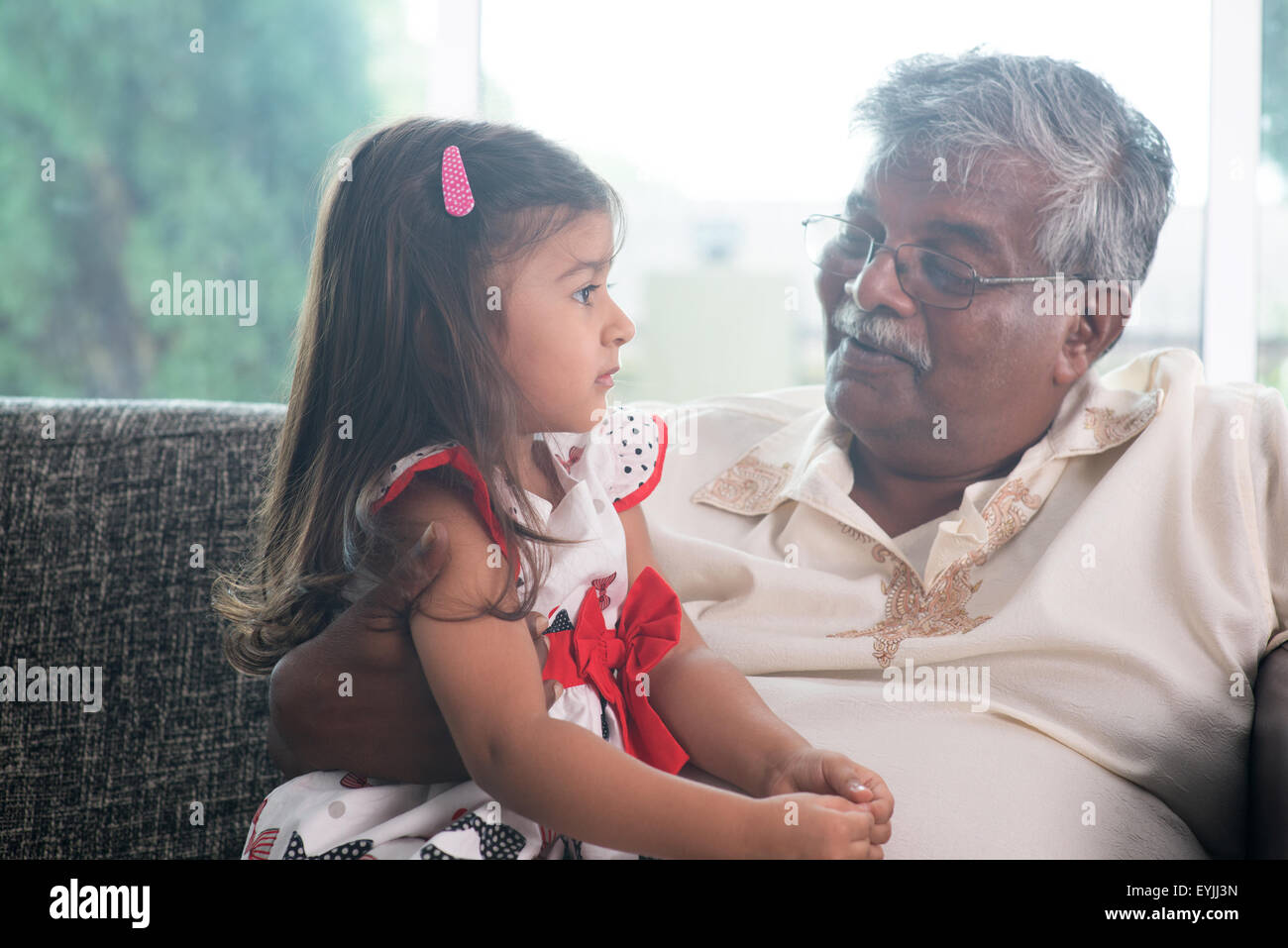 Porträt-indische Familie zu Hause. Großeltern und Enkel miteinander reden. Asiaten leben Lebensstil. Großvater und gran Stockfoto