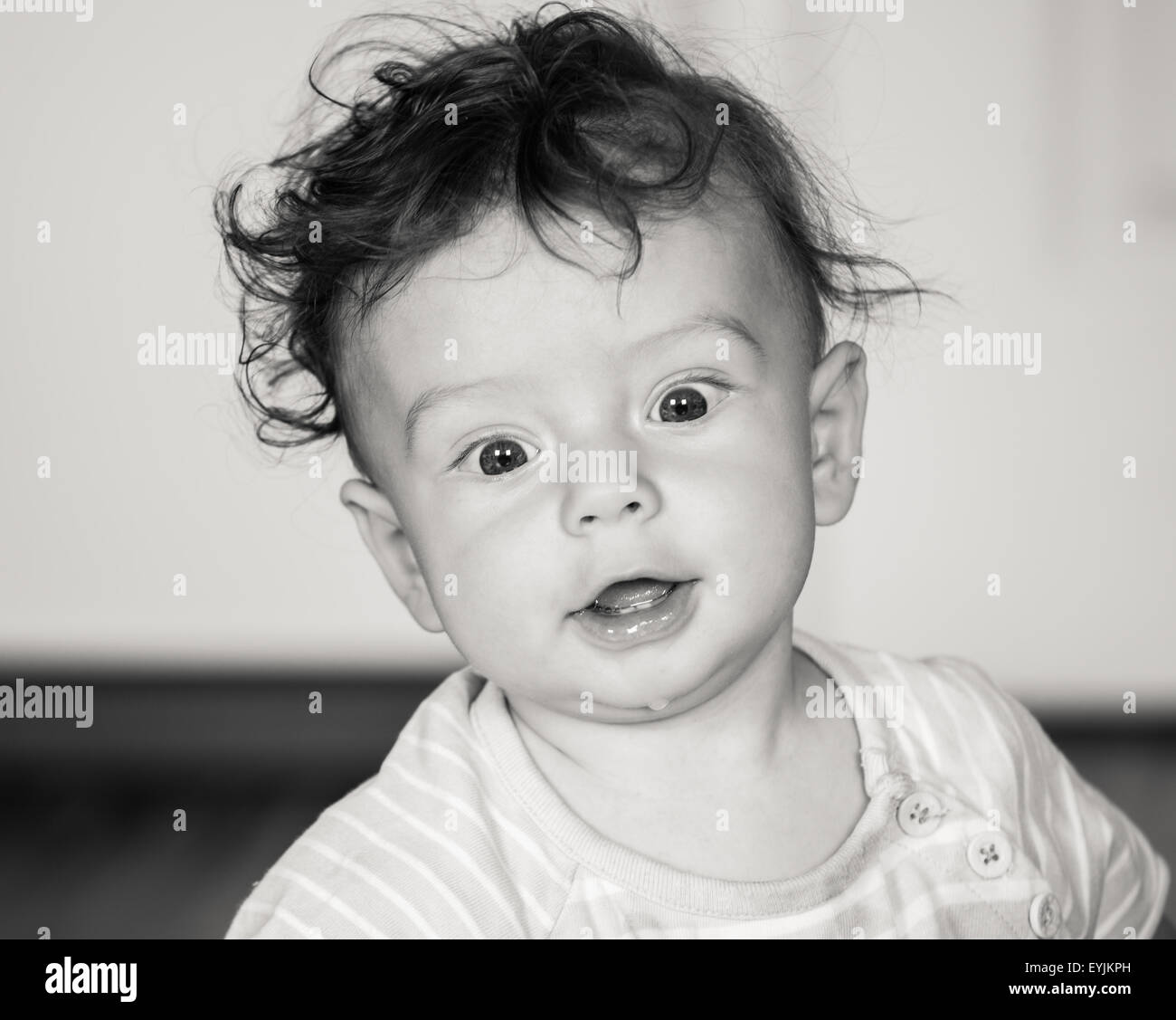 Porträt eines 7 Monate alten Baby jungen zu Hause. Stockfoto