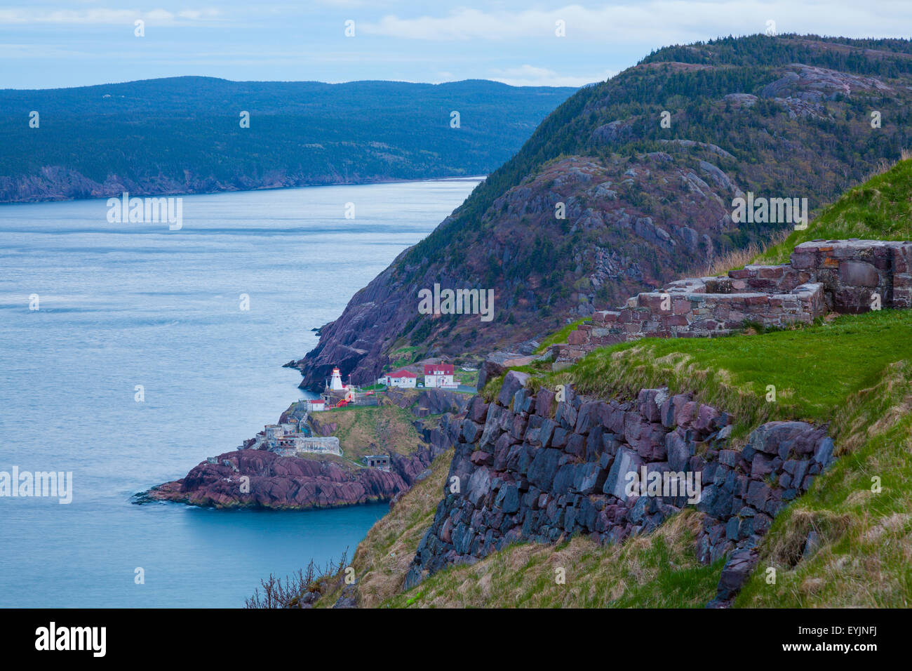 Fort Amherst Leuchtturm und Ruinen in der Abenddämmerung vom Signal Hill, St. John's, Neufundland, Kanada. Stockfoto