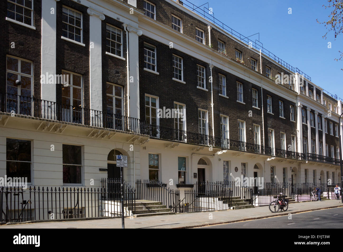 Späten georgianischen Reihenhaus bauen jetzt UCL Tavistock Square in London England Stockfoto