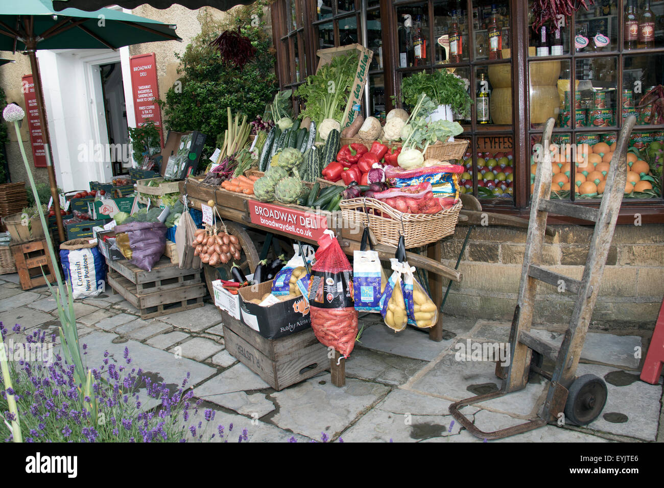 Broadway Deli Shop in den Cotswolds Dorf Broadway Stockfotografie Alamy