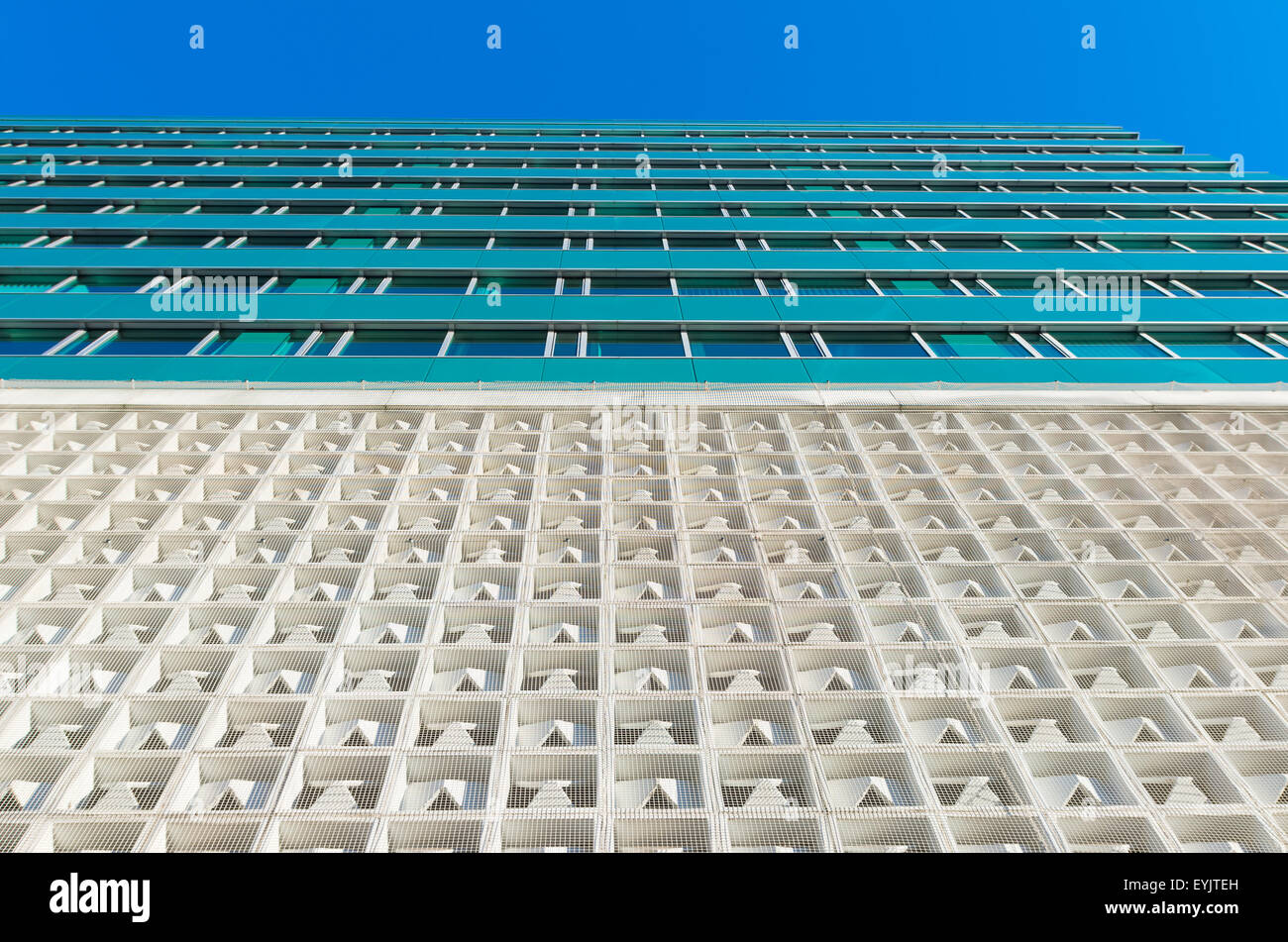Fassade eines modernen Einkaufszentrums in Düsseldorf, Deutschland Stockfoto