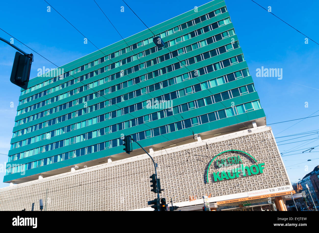Außenseite der Galeria Kaufhof, einer deutschen Warenhaus-Kette und eines Europa die Parlament Stockfoto