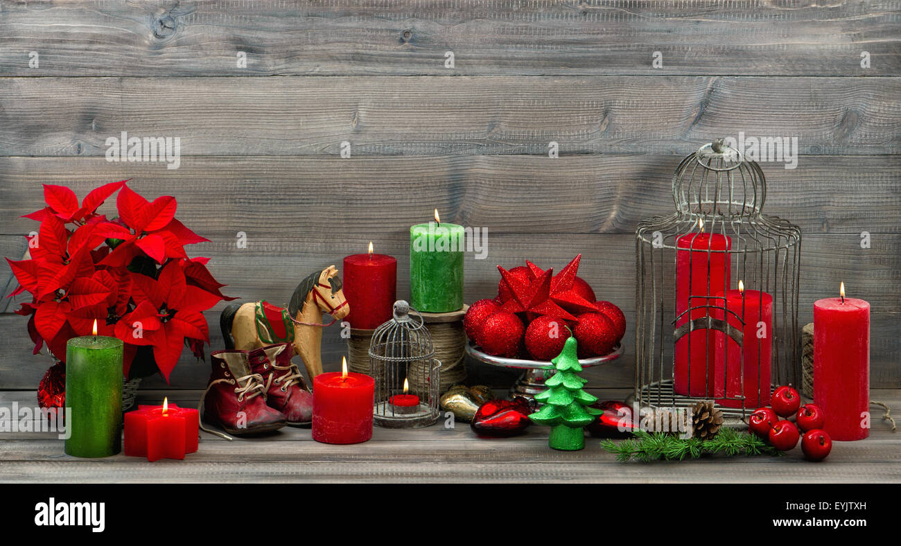 Vintage Weihnachtsschmuck mit roten Kerzen, Blumen Weihnachtsstern, Sterne und Kugeln. Stockfoto