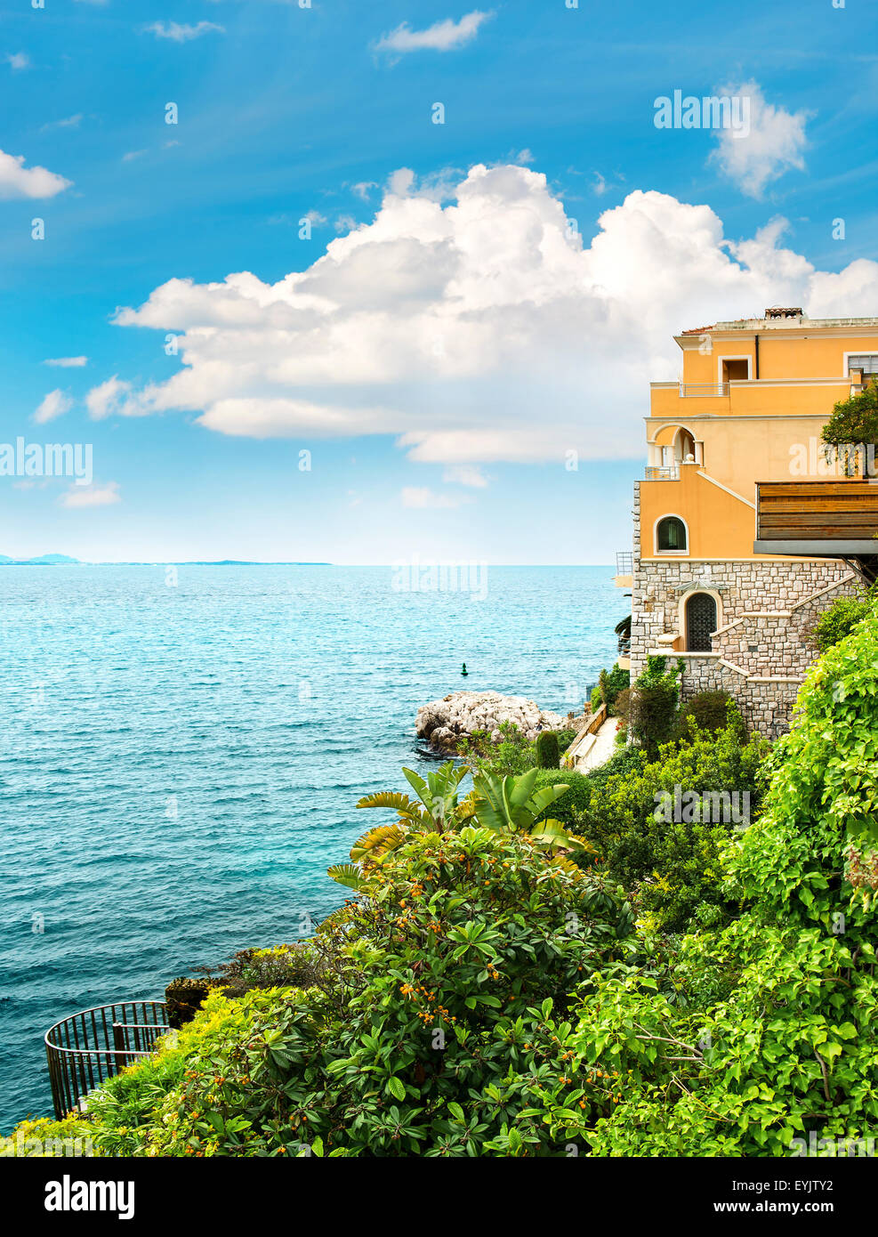Meer und Himmel. Wunderschöne mediterrane Landschaft, Côte d ' Azur, Frankreich, in der Nähe von Nizza und Monaco Stockfoto Meer und Himmel. Wunderschöne mediterrane Landschaft, Côte d ' Azur, Frankreich, in der Nähe von Nizza und Monaco Stockfoto
