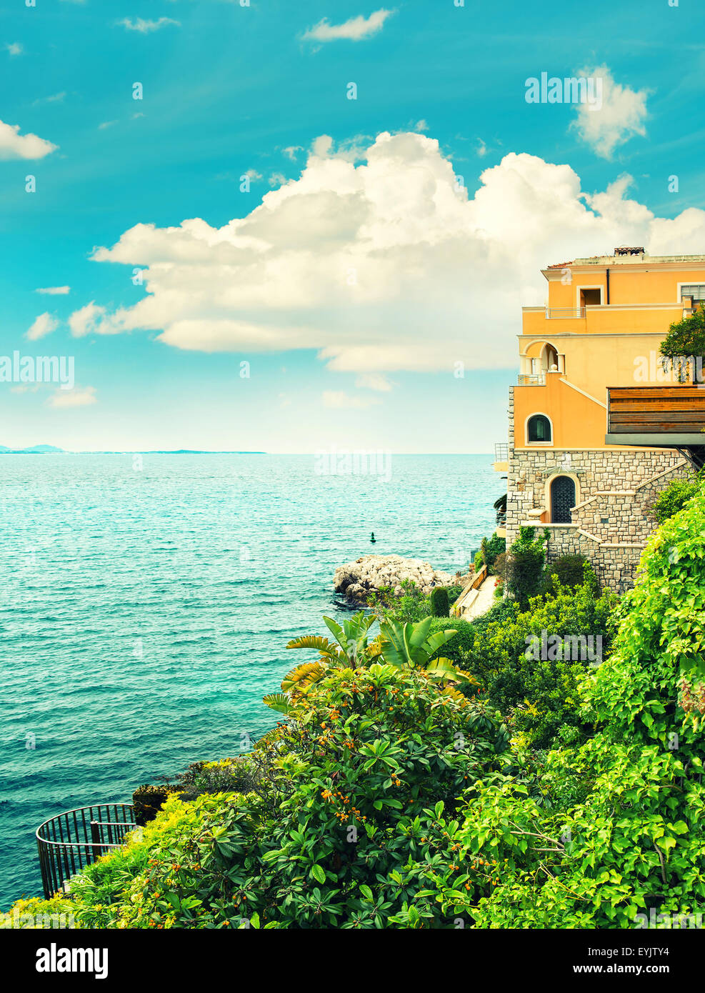 Türkisfarbenes Meer und blauer Himmel. Wunderschöne mediterrane Landschaft, Côte d ' Azur, Frankreich. Retro-Stil farbige Foto Stockfoto