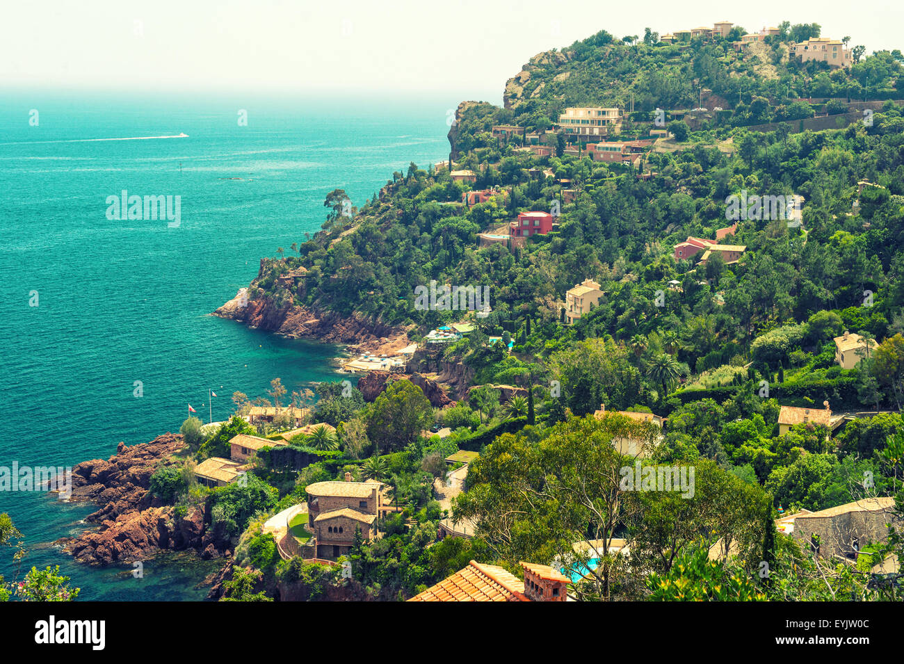 Wunderschöne mediterrane Landschaft, Blick auf Dorf und Küste, Côte d ' Azur, Frankreich. Vintage-Stil getönten Foto Stockfoto