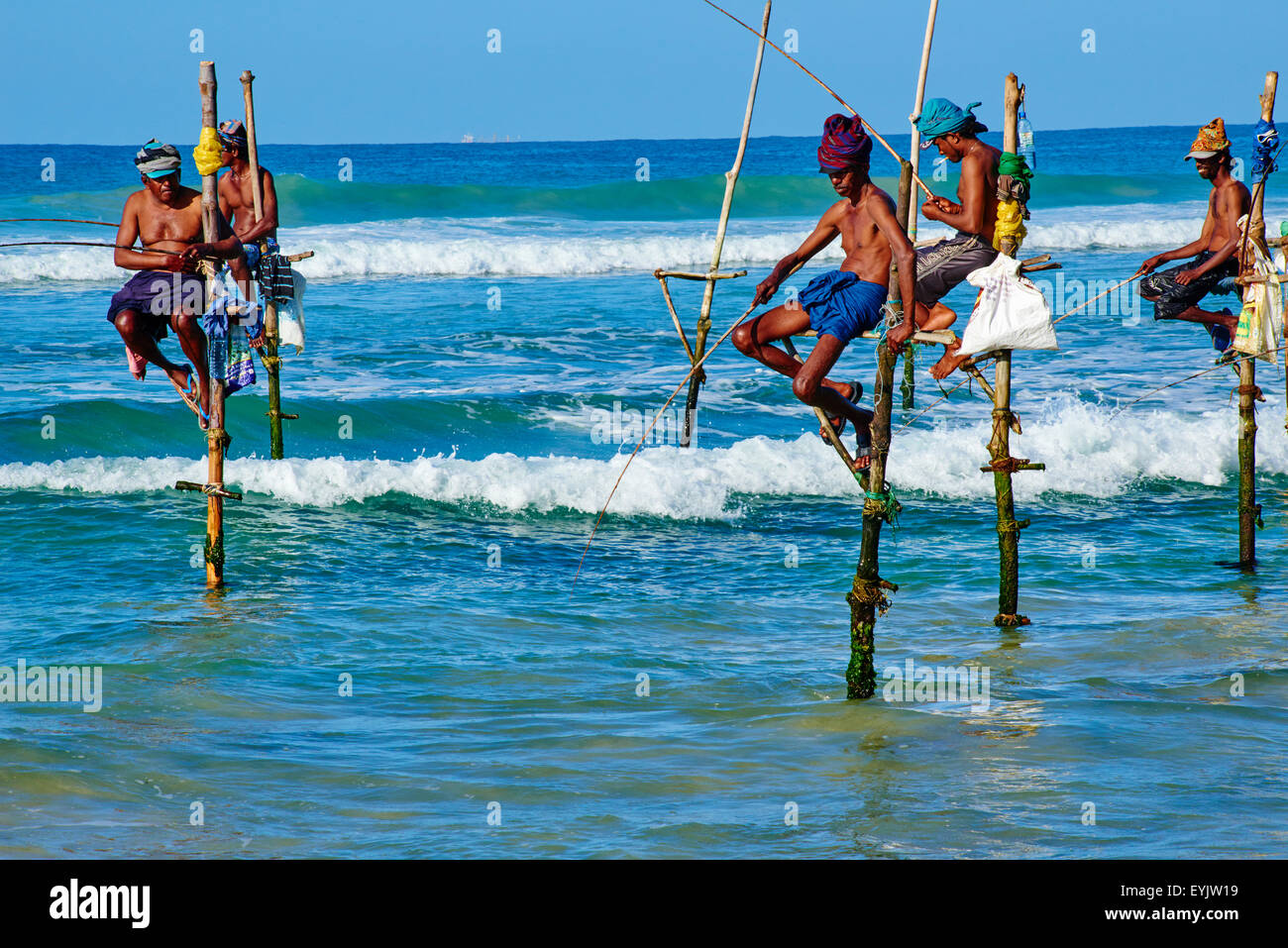 Sri Lanka, Southern Province, South Coast Strand, Weligama Strand Stelzenfischer an der Küste Stockfoto