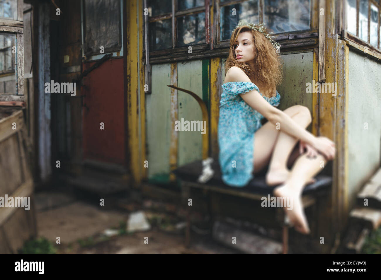schöne Mädchen sitzen im Garten Stockfotografie - Alamy