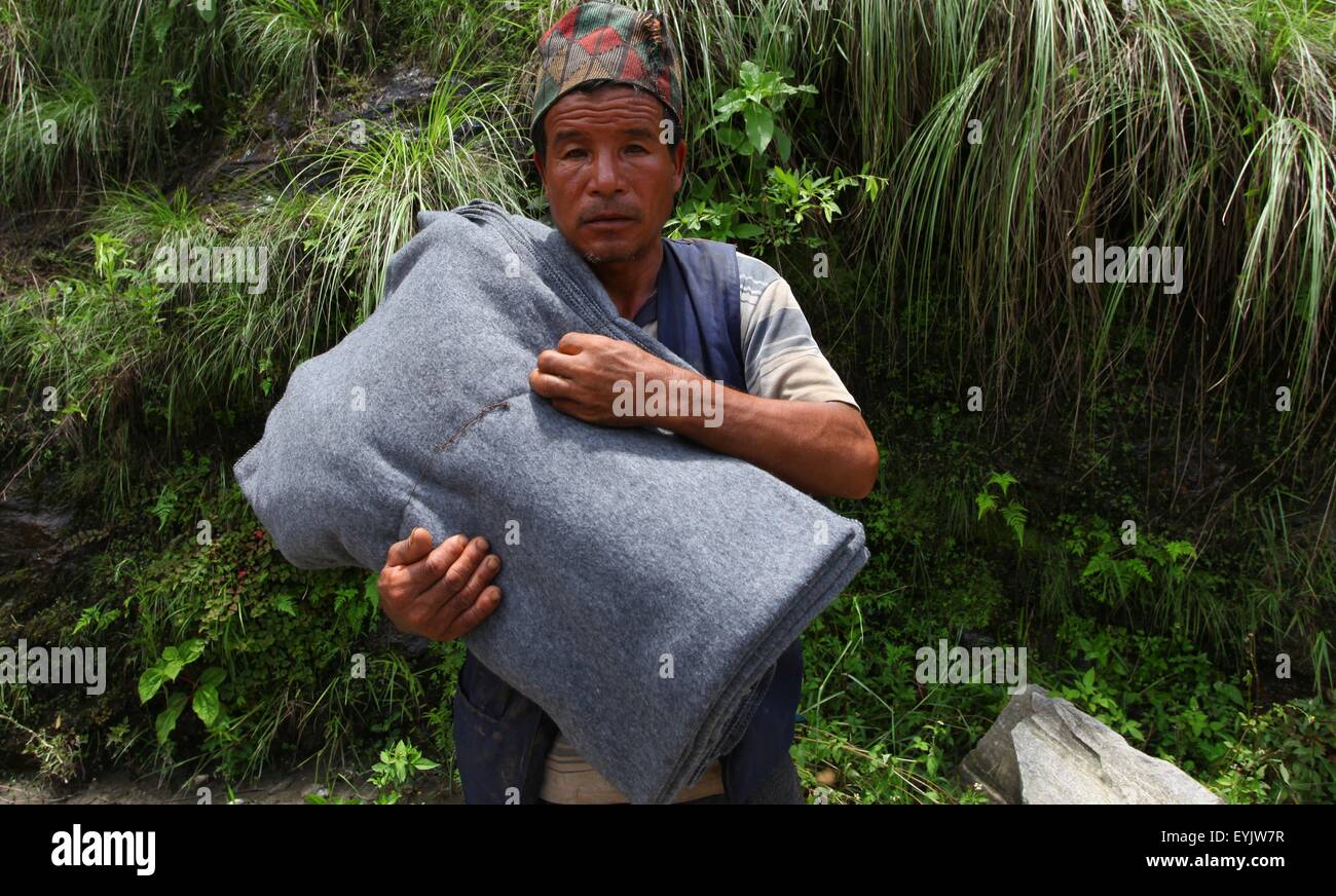 Sindhupalchowk, Nepal. 30. Juli 2015. Ein Mann erhält Decken für Erdbeben-Opfer in Sindhupalchowk, Nepal, 30. Juli 2015. Opfer des Erdbebens erhielt Hilfsgüter zur Verfügung gestellt von verschiedenen Organisationen am Donnerstag. © Sunil Sharma/Xinhua/Alamy Live-Nachrichten Stockfoto