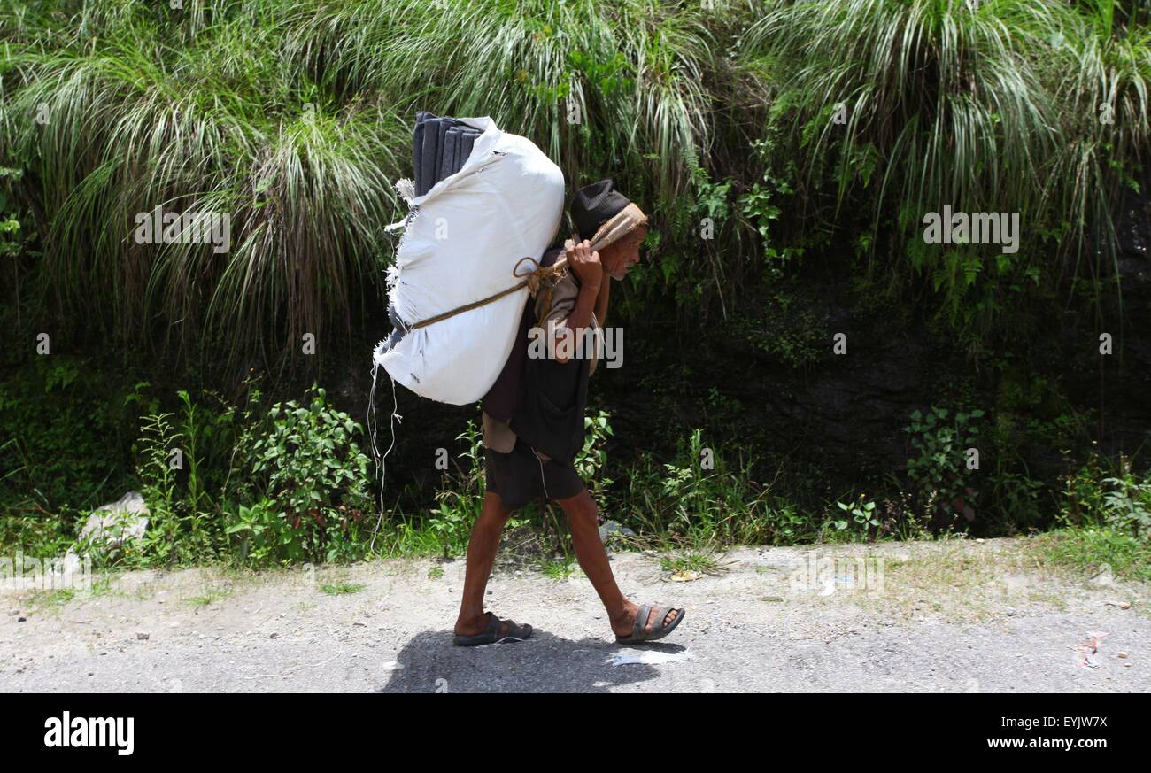 Sindhupalchowk, Nepal. 30. Juli 2015. Ein Mann trägt Hilfsgüter für Erdbeben-Opfer in Sindhupalchowk, Nepal, 30. Juli 2015. Opfer des Erdbebens erhielt Hilfsgüter zur Verfügung gestellt von verschiedenen Organisationen am Donnerstag. © Sunil Sharma/Xinhua/Alamy Live-Nachrichten Stockfoto