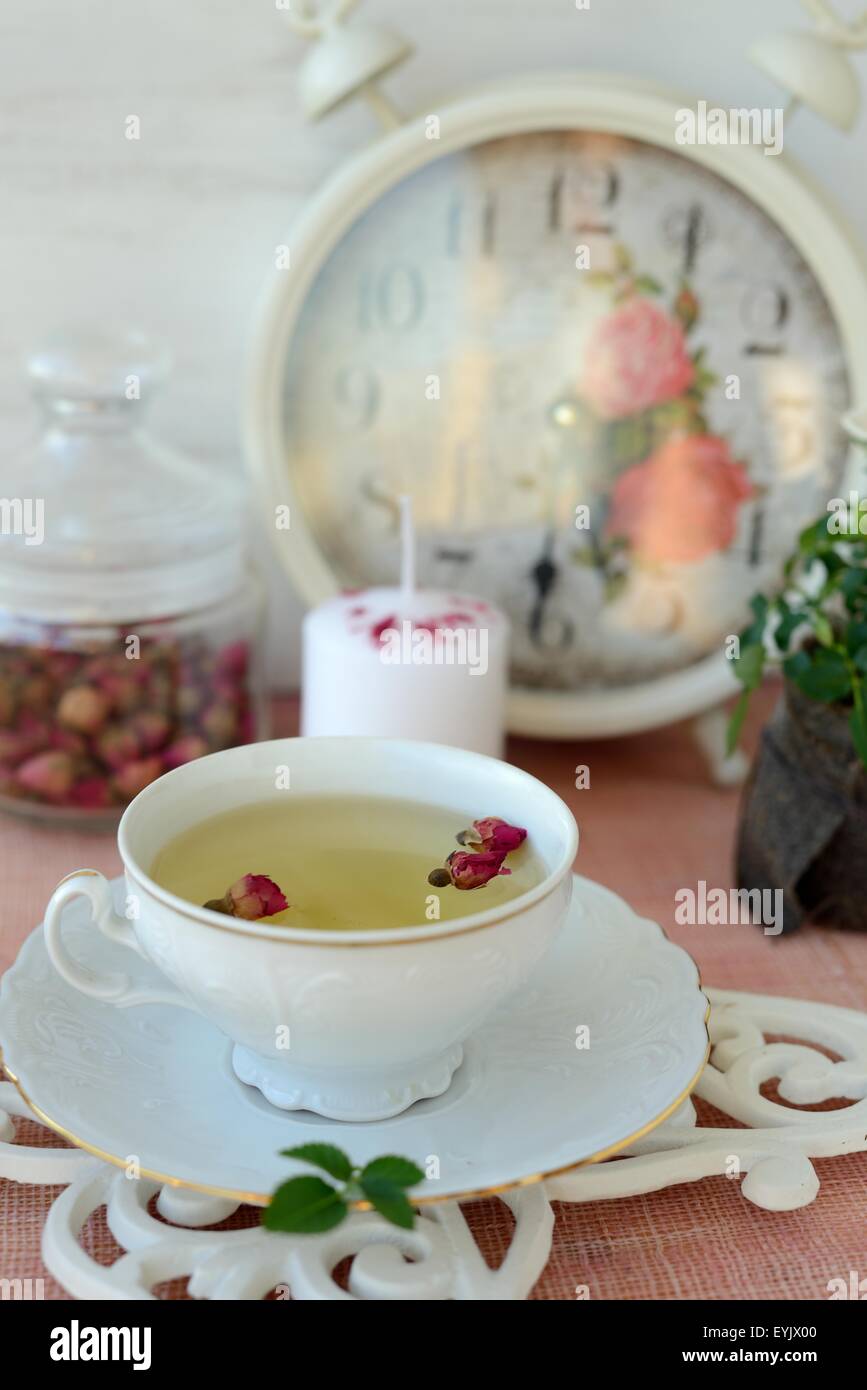 Gesund grüner Tee mit getrockneten Rosen Stockfoto