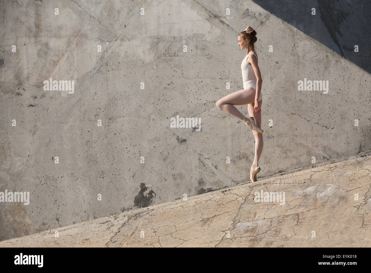 Schlanke Tänzerin steht in einer Ballett-pose Stockfoto