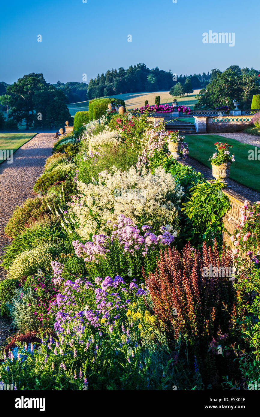 Krautige Grenze unterhalb der Terrasse des Bowood House in Wiltshire. Stockfoto