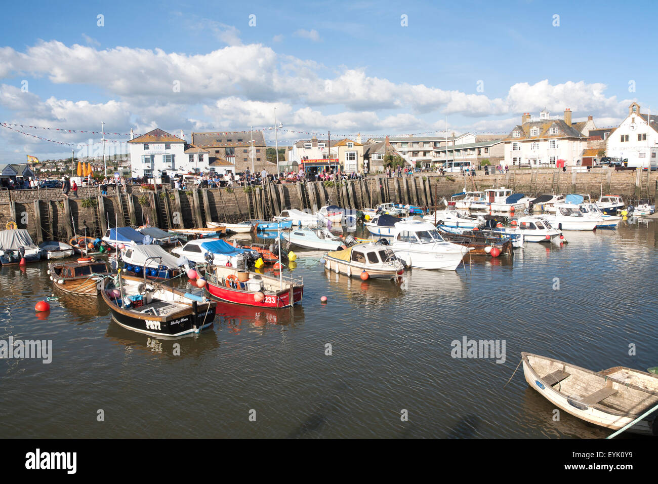 Ankern Boote im Hafen von West Bay, Bridport, Dorset, England, UK Stockfoto