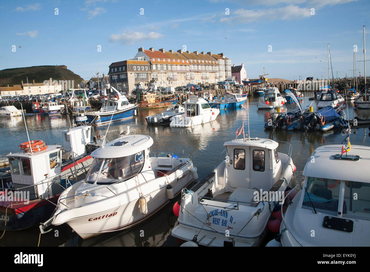 Ankern Boote im Hafen von West Bay, Bridport, Dorset, England, UK Stockfoto