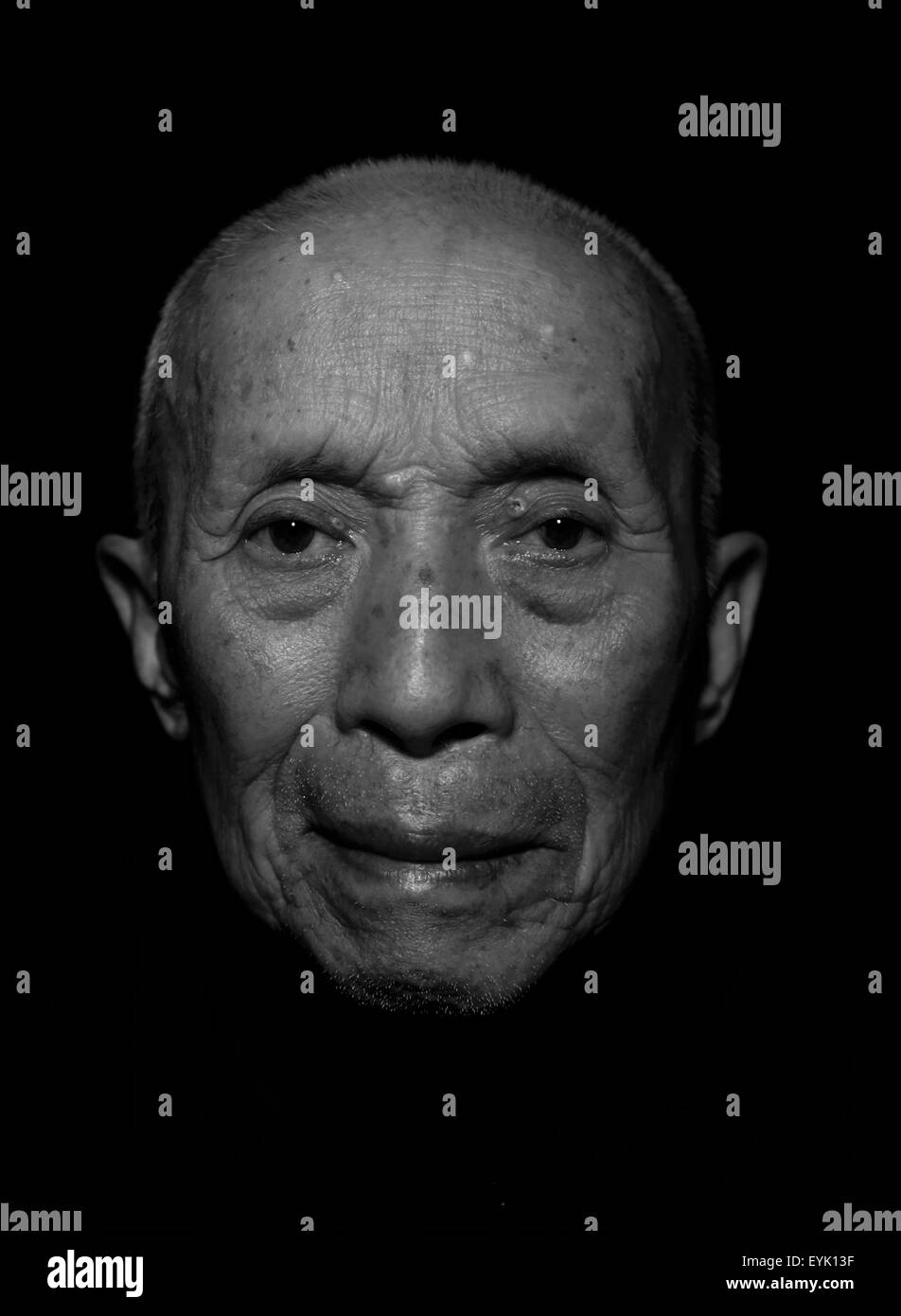 28. März 2015 - CHN - CHINA - 28. März 2015: (Nur zur redaktionellen Verwendung. CHINA aus) (Mindestpreis: 100 USD) Cao Zhengqing: männlich, geboren im Jahre 1925 Rongchang Chongqing und lebt heute in Cangzhou Hebei. Er studierte Funkverkehr im 6. Kommunikation Regiment (7 Regimenter in allen) des militärischen Dienstes, dann ging von Kunming nach Indien Direktor der zweiten Radiosender Radio Unternehmen Kommunikation Battlion neue 1. Corp, und seine Corp-Kommandant war Zheng Dongjun, stellvertretender Kommandant war Jia Youhui. Er flog zurück nach Nanning Generalangriff zurück nach Japan am 30. Juni 1945 zu besuchen. Er sah oft Gattungen Stockfoto