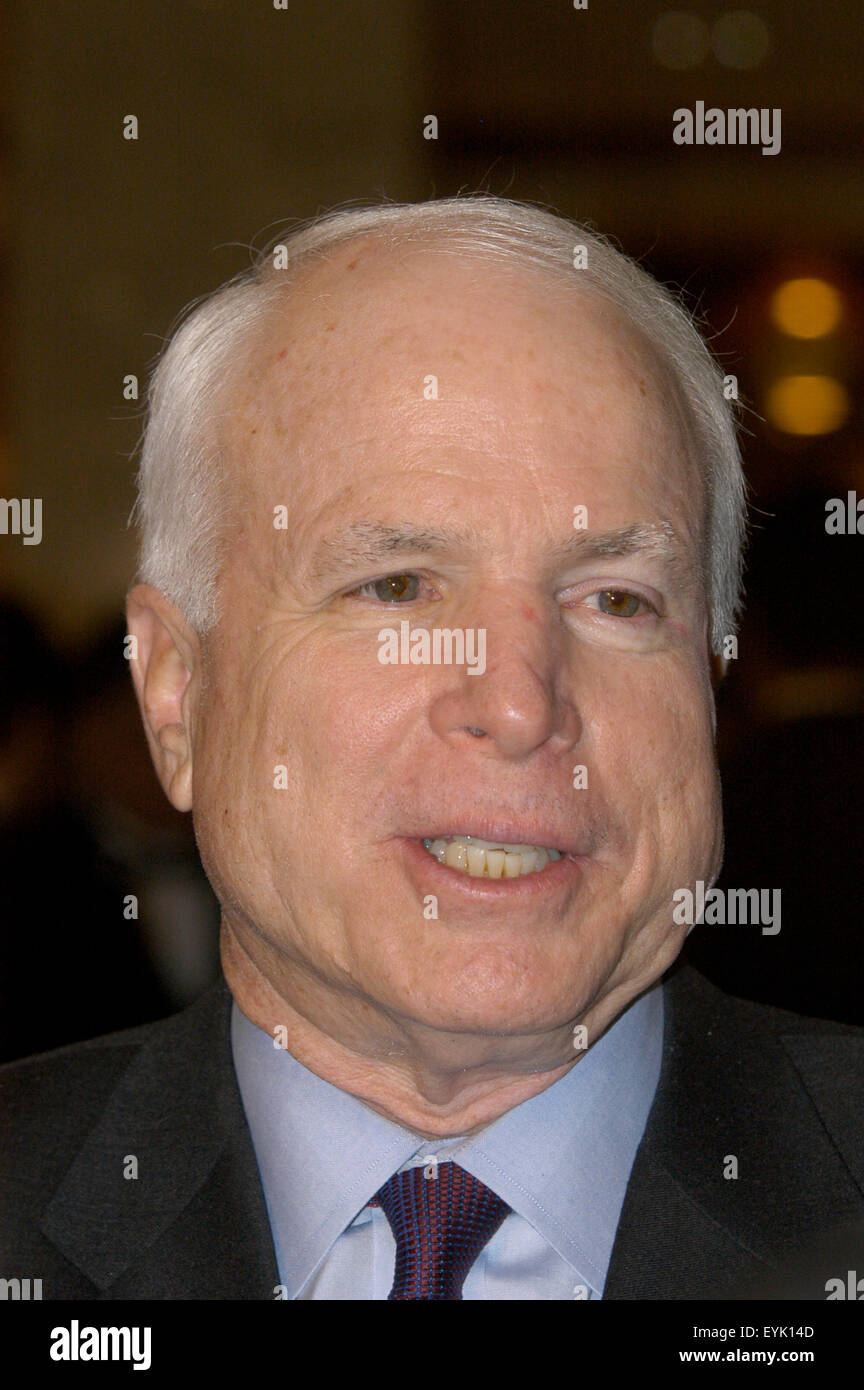 Senator John McCain (R -AZ) spricht mit den Medien vor das Black Tie 60. jährliche Radio und Fernsehen Correspondents Association Dinner in Washington. US-Präsident George W. Bush war der Ehrengast bei der Veranstaltung. Stockfoto