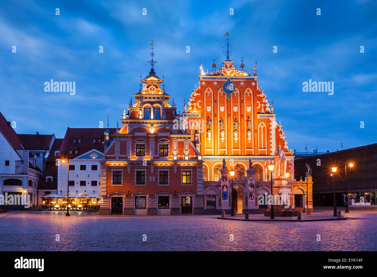 Riga-Rathausplatz, beleuchtet das Schwarzhäupterhaus in der Abenddämmerung, Riga, Lettland Stockfoto