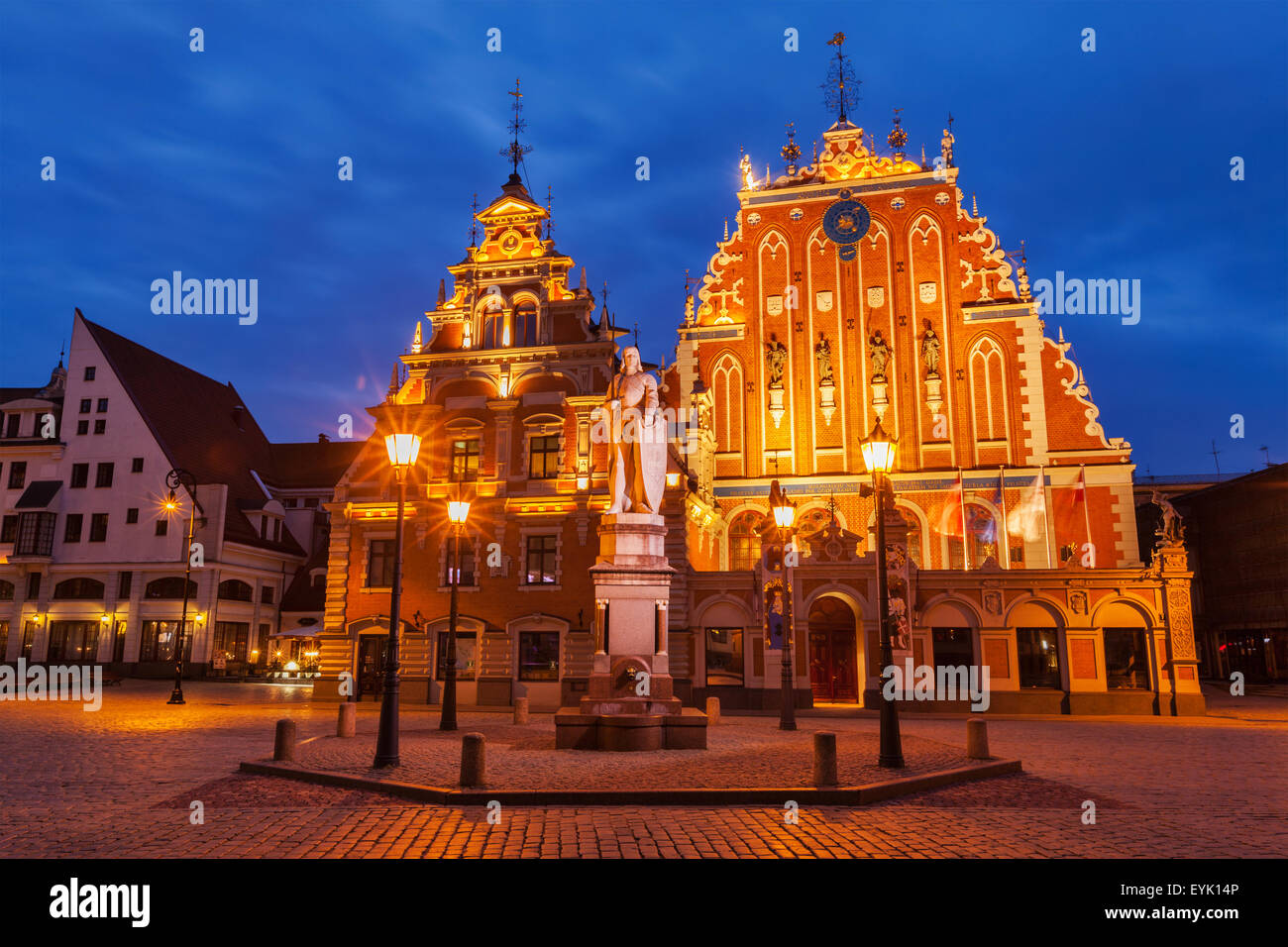 Riga Rathausplatz, beleuchtete Haus der Schwarzhäupter und St. Roland-Statue in der Abenddämmerung, Riga, Lettland Stockfoto