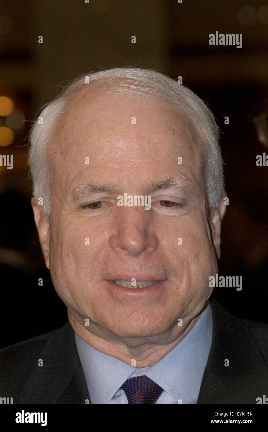 Senator John McCain (R -AZ) spricht mit den Medien vor das Black Tie 60. jährliche Radio und Fernsehen Correspondents Association Dinner in Washington. US-Präsident George W. Bush war der Ehrengast bei der Veranstaltung. Stockfoto