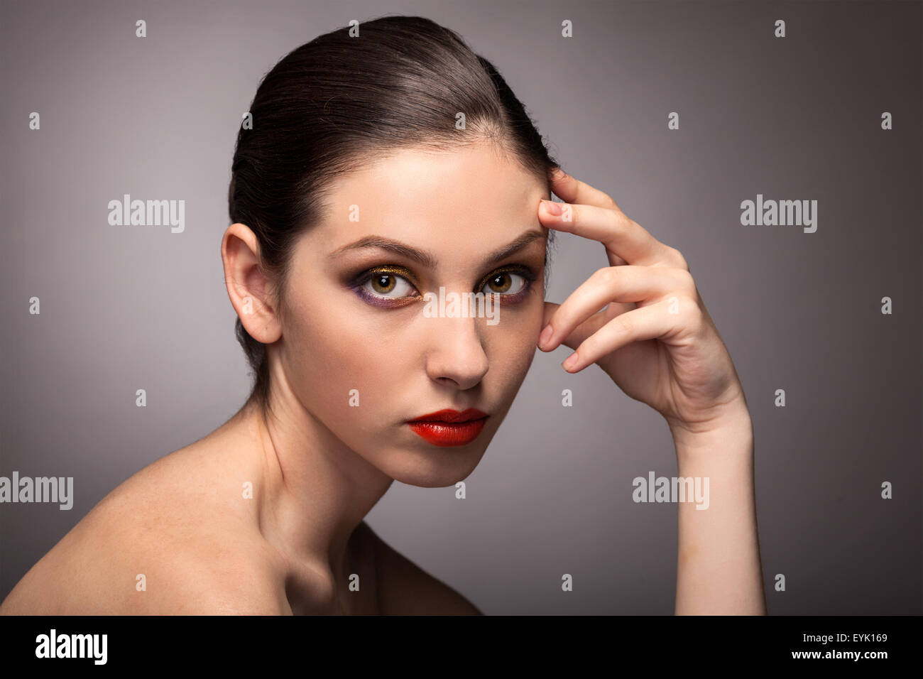 Schönheit Mode Mädchen. Porträt der schönen jungen Frau mit frisch gereinigte Haut auf grauem Hintergrund Stockfoto