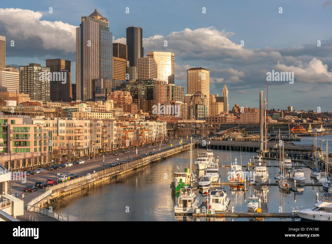 Golden am späten Nachmittag scheint auf den Seattle Waterfront mit der Marina im Vordergrund von der Bell Street Terminal, Seattle, WA, USA. Stockfoto