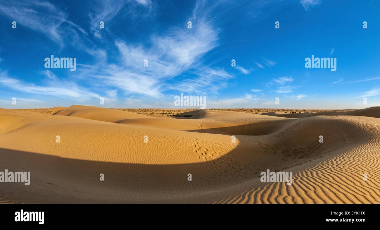 Panorama der Dünen Landschaft mit dramatische Wolken in Thar Wüste. Sam-Sand-Dünen, Rajasthan, Indien Stockfoto