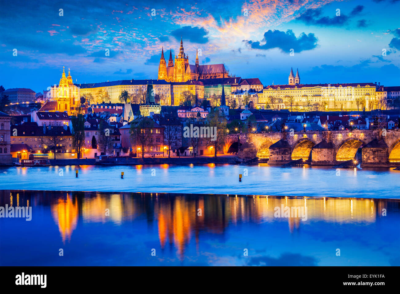 Reisen Prag Europa Hintergrund - Aussicht auf Prager Burg und St. Vitus Kathedrale in der Dämmerung mit dramatischen Himmel. Prag, Tschechien Stockfoto
