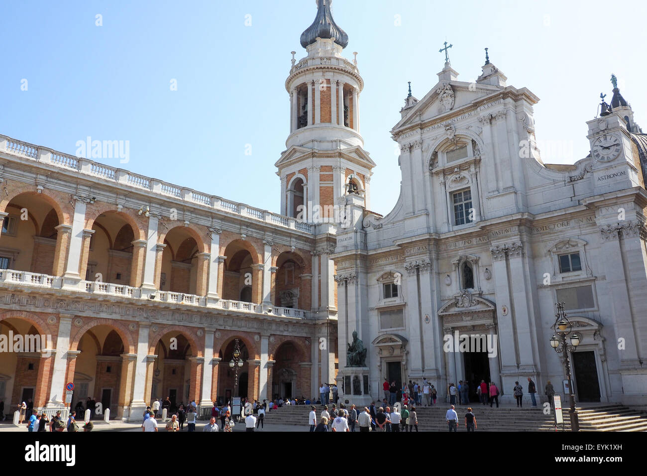 Touristen in Piazza della Madonna mit der Fassade der Basilika. Stockfoto