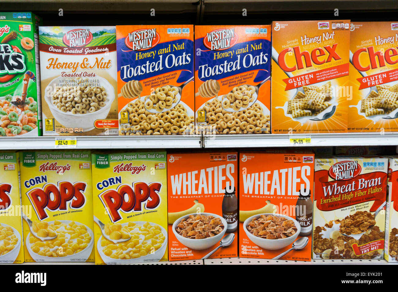 Eine Auswahl an amerikanischen Frühstückskost aus Getreide in den Supermarktregalen. Stockfoto