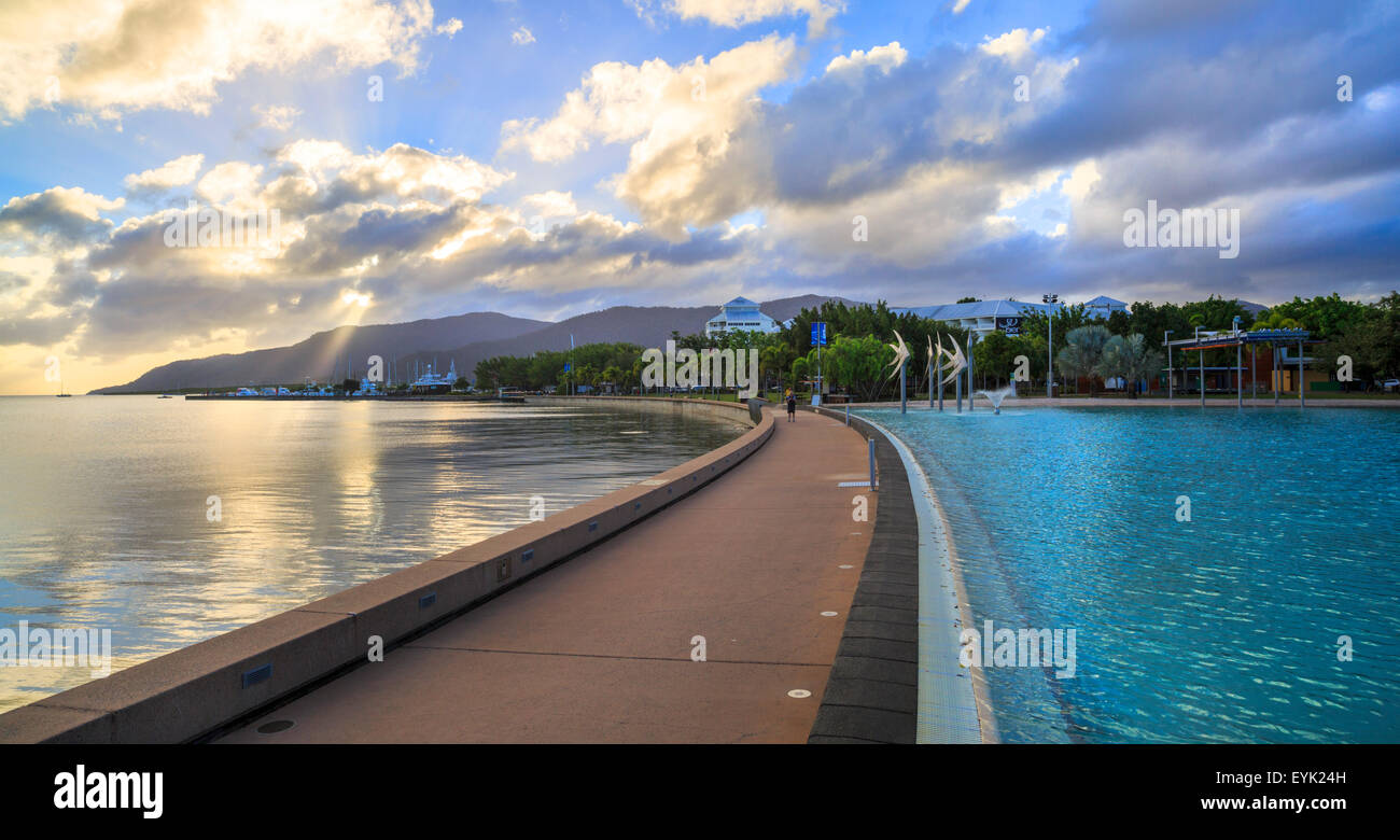 Cairns Esplanade Gehweg trennt den Swimmingpool und das Meer in den frühen Morgenstunden. Queensland, Australien Stockfoto
